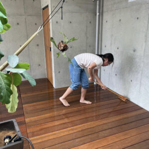 デッキブラシで掃除
