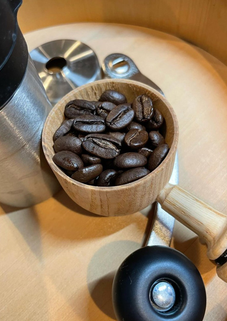 コーヒーメジャースプーンとコーヒー豆