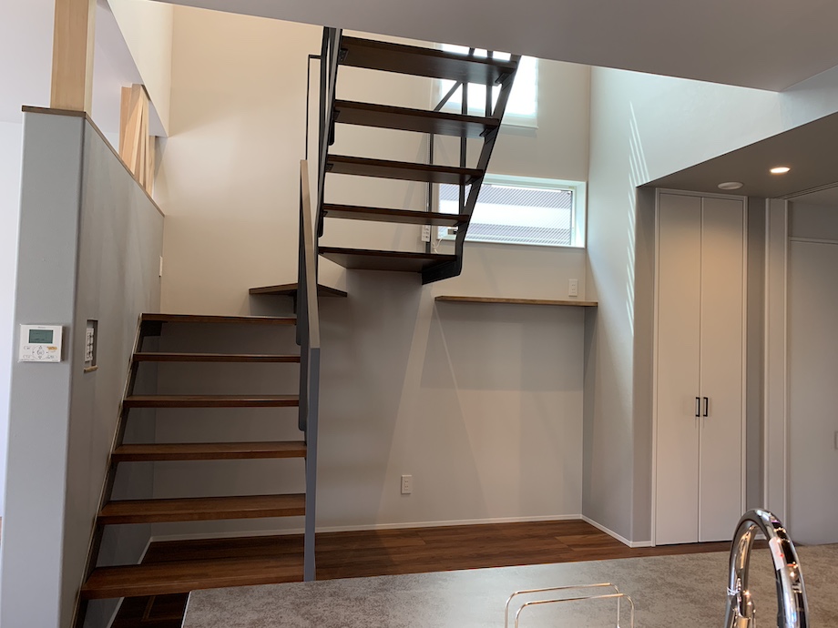 階段下のディスプレイギャラリー