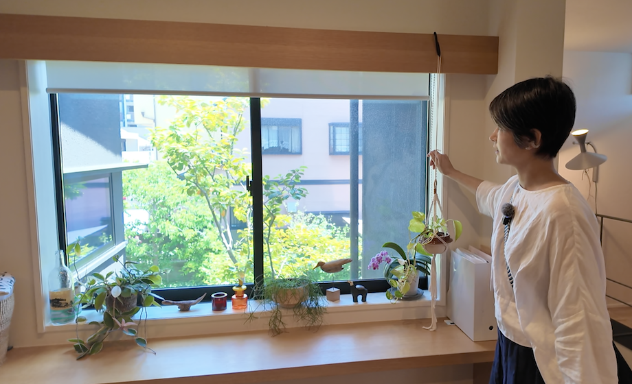 二階から庭が見える高窓