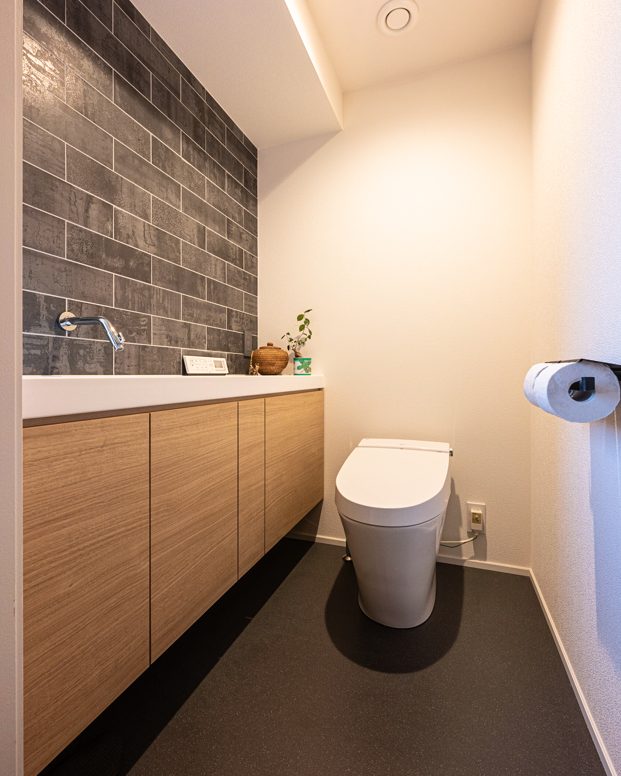 リクシルのタイルを使用したトイレ