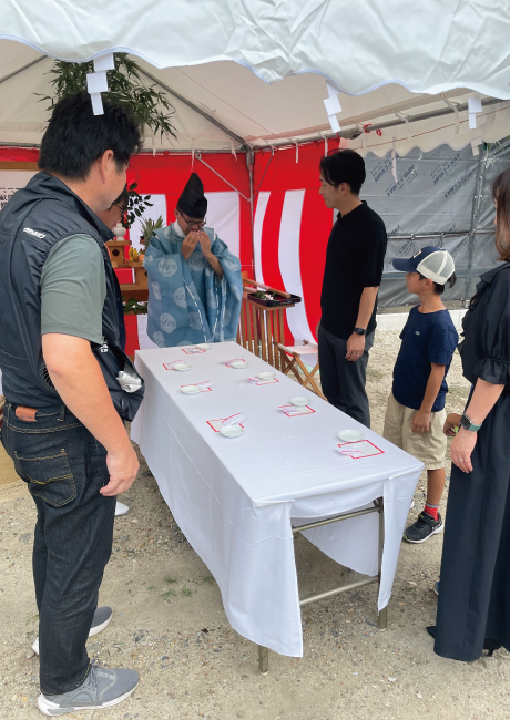お酒を飲む様子