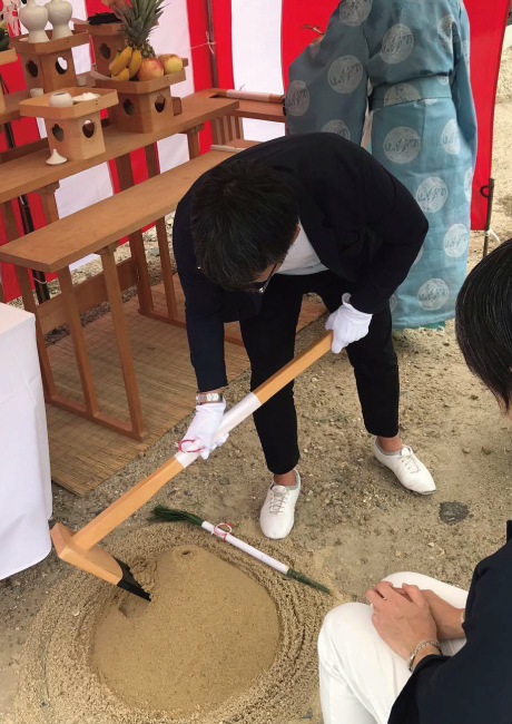 クワ入れをする様子