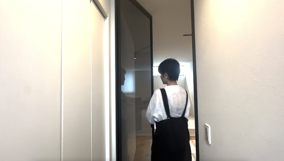 子世帯の住居スペースの扉