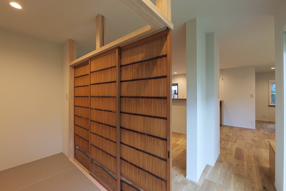 簾戸を用いた和モダンなデザイン