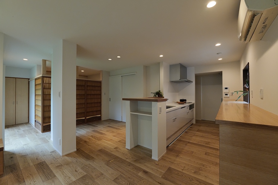 キッチンとダイニングスペース