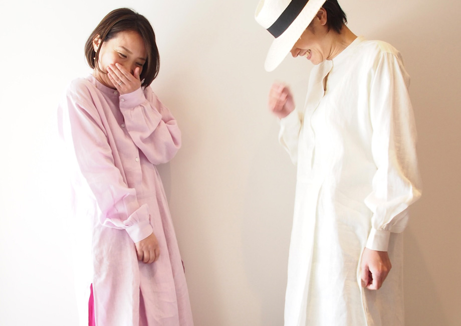 気持ちの良いリネンの服を着て